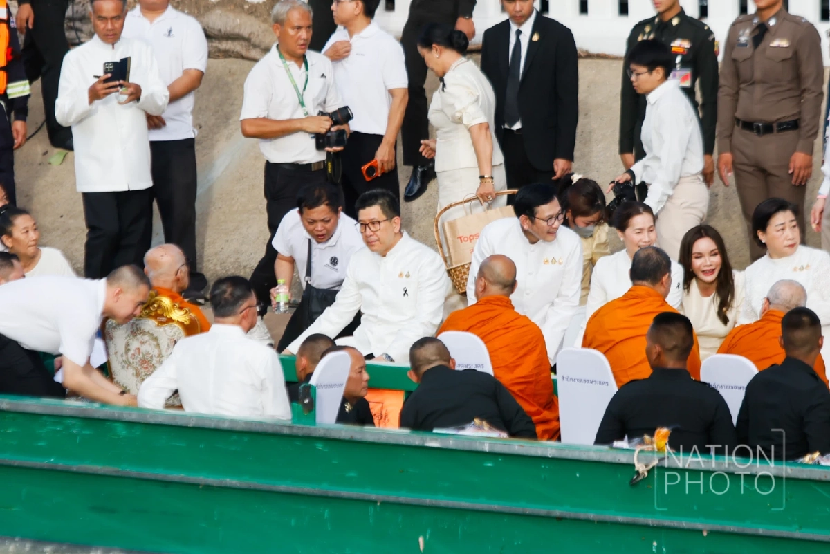 ตักบาตรทางเรือ 225 รูป ประวัติศาสตร์รอบ 240 ปี รัตนโกสินทร์ ถวายพระราชกุศล ‘ในหลวง’