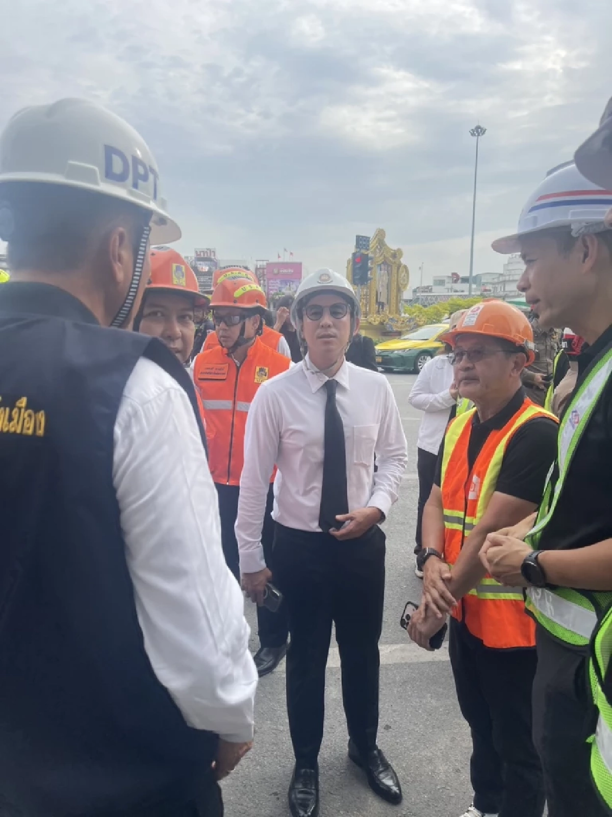 “วรศิษฎ์-สิริพงศ์” เกาะติดเหตุถนนทรุดใกล้วงเวียนใหญ่