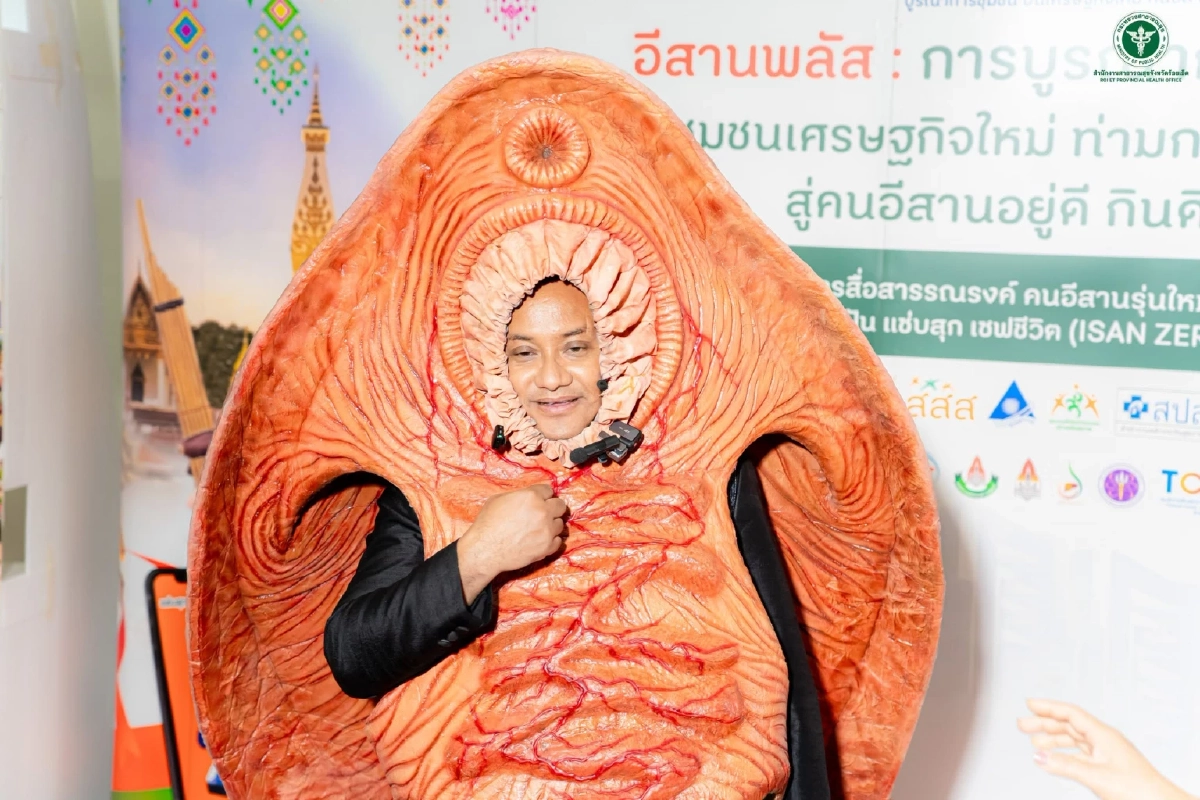 ผู้ว่าฯ ร้อยเอ็ด ทำถึงอีกแล้ว สวมชุดมาสคอต "พยาธิใบไม้ตับ" รณรงค์เซฟชีวิต
