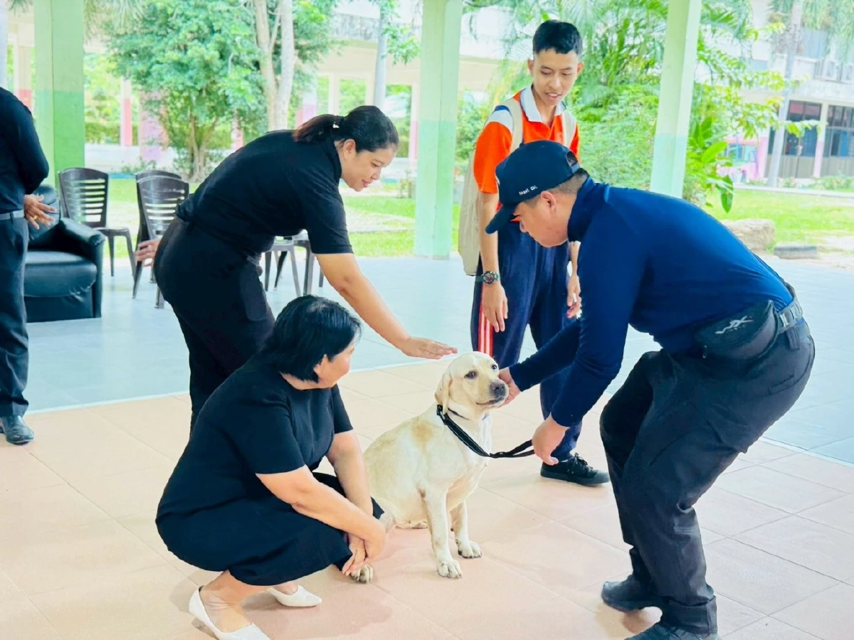 อีกหนึ่งภารกิจเพื่อประชาชน! สุนัข K-9 มอบความสุขให้เด็กพิเศษ ในกิจกรรม 'สุนัขบำบัด'