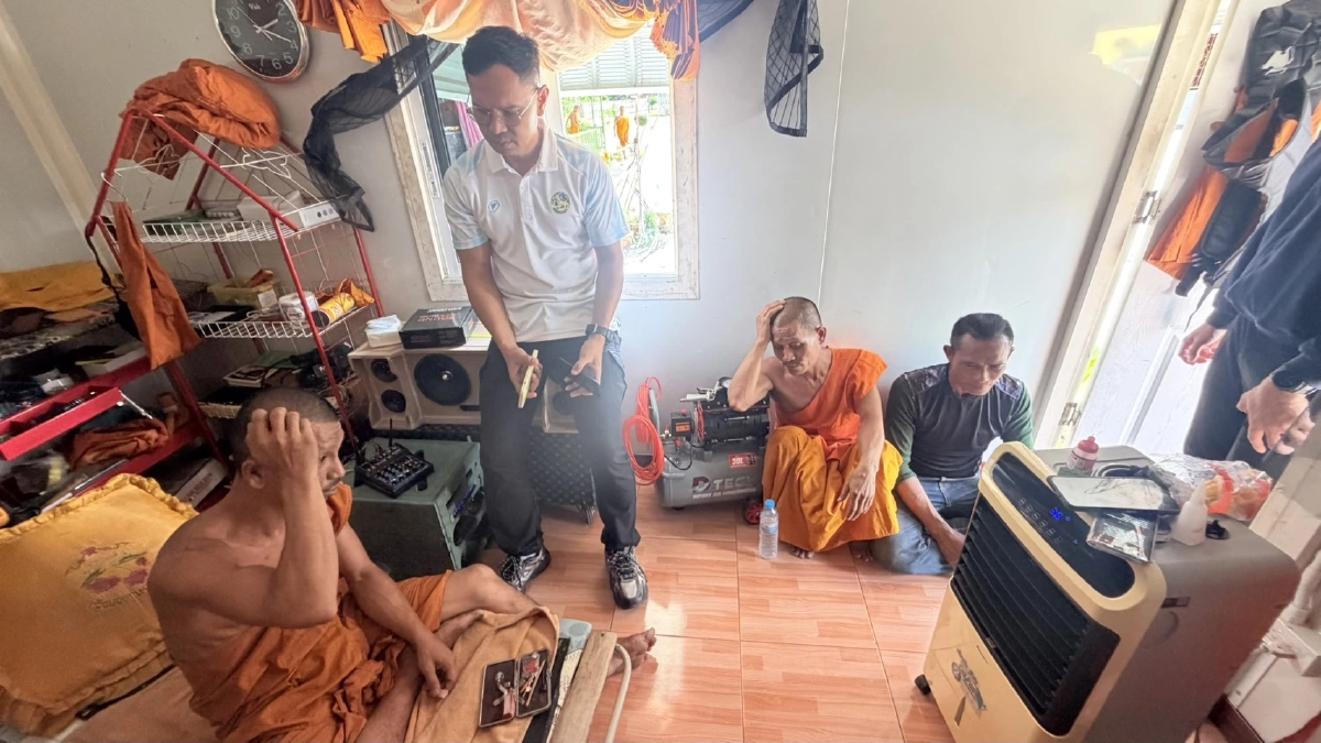 รวบ 'พระ' เสพยาบ้า-ยาไอซ์กับฆราวาส นั่งเสพในกุฎิเอิกเกริก