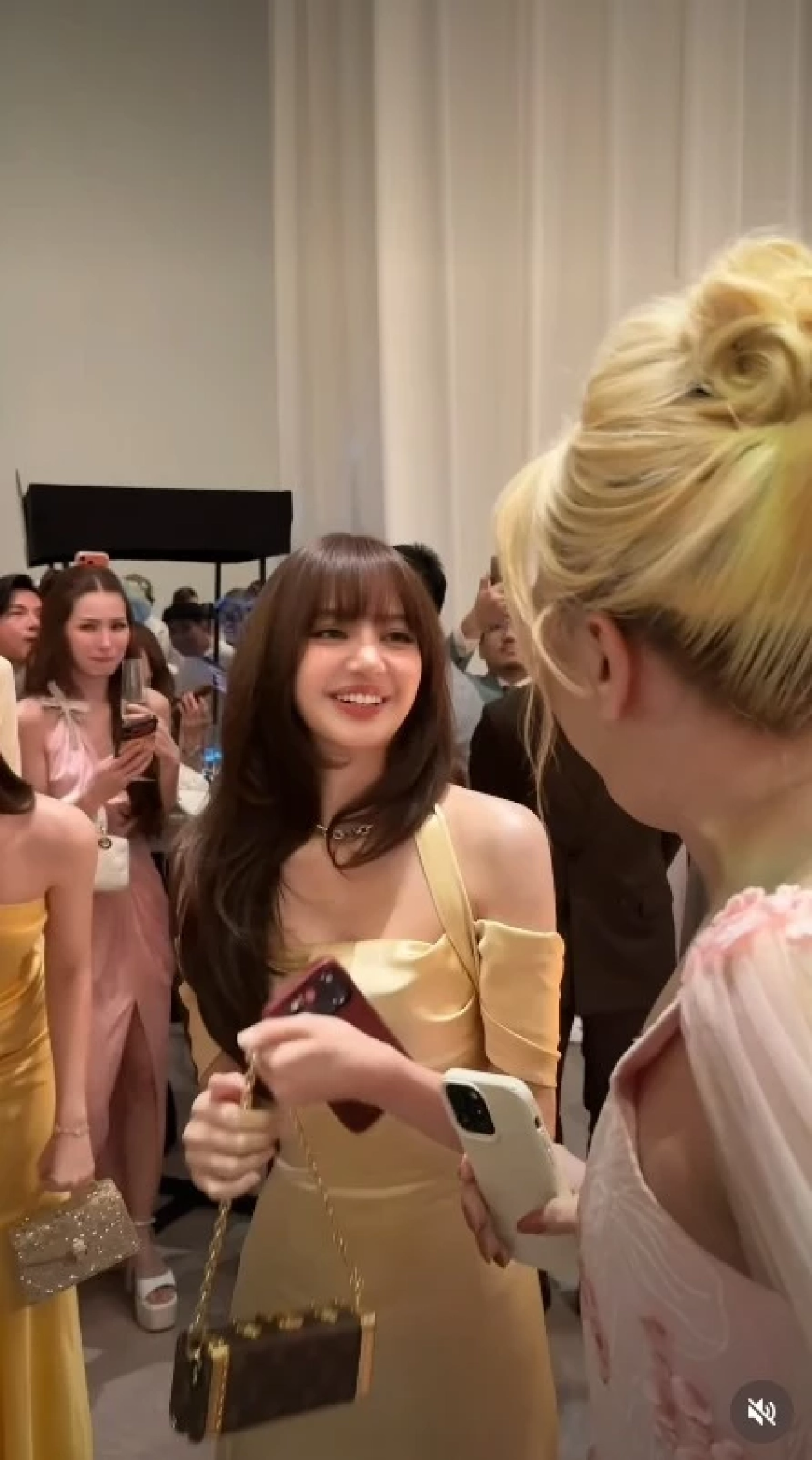 ส่อง! 'ลิซ่า ลลิษา' ร่วมงานแต่ง 'ณเดชน์-ญาญ่า' ลุคเรียบหรูราคาทะลุ