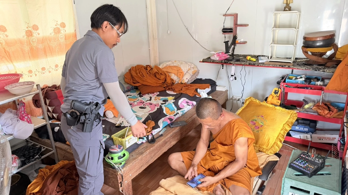 รวบ 'พระ' เสพยาบ้า-ยาไอซ์กับฆราวาส นั่งเสพในกุฎิเอิกเกริก