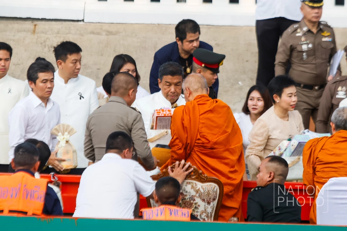 ตักบาตรทางเรือ 225 รูป ประวัติศาสตร์รอบ 240 ปี รัตนโกสินทร์ ถวายพระราชกุศล ‘ในหลวง’