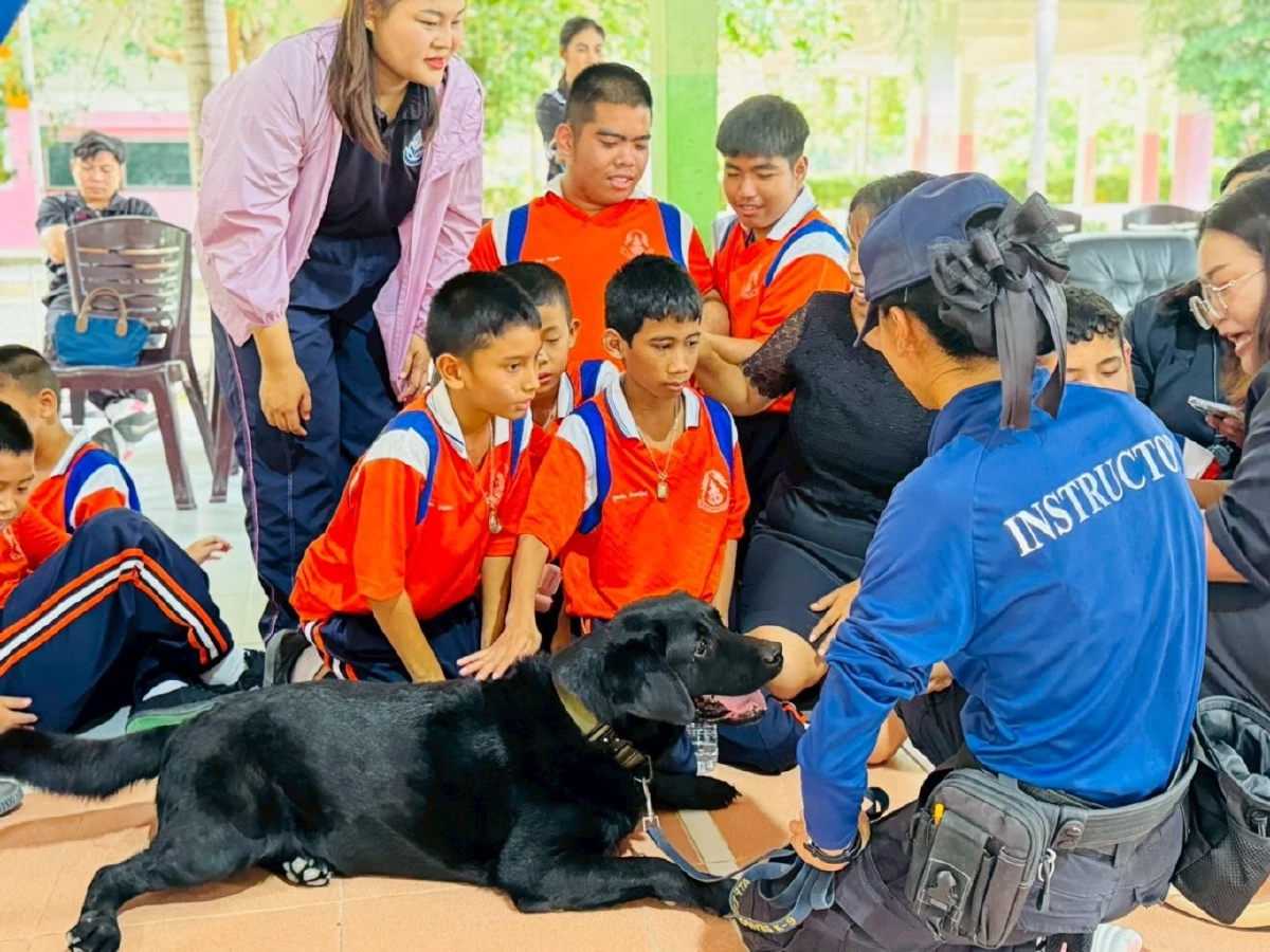 อีกหนึ่งภารกิจเพื่อประชาชน! สุนัข K-9 มอบความสุขให้เด็กพิเศษ ในกิจกรรม 'สุนัขบำบัด'