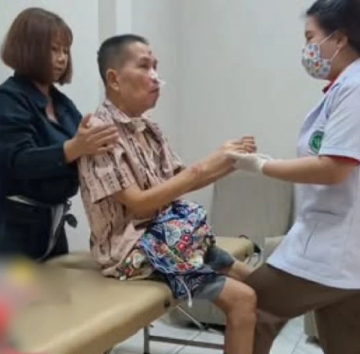 อัปเดตอาการป่วย  'เด๋อ ดอกสะเดา'  ใจสู้! ลุกเดินทำกายภาพ