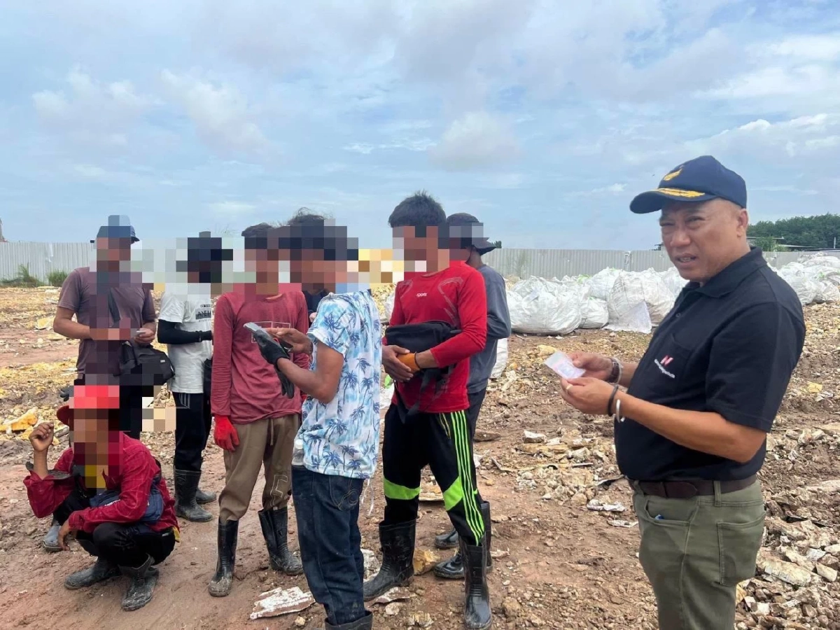 บุกตรวจโรงงานต้นเหตุ "โฟมทะลักบ่อวิน" พบจ้างต่างด้าวเถื่อน