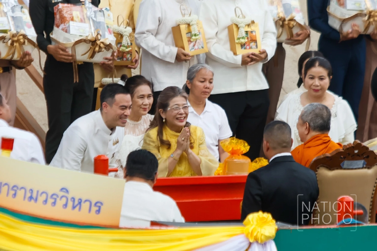 ตักบาตรทางเรือ 225 รูป ประวัติศาสตร์รอบ 240 ปี รัตนโกสินทร์ ถวายพระราชกุศล ‘ในหลวง’
