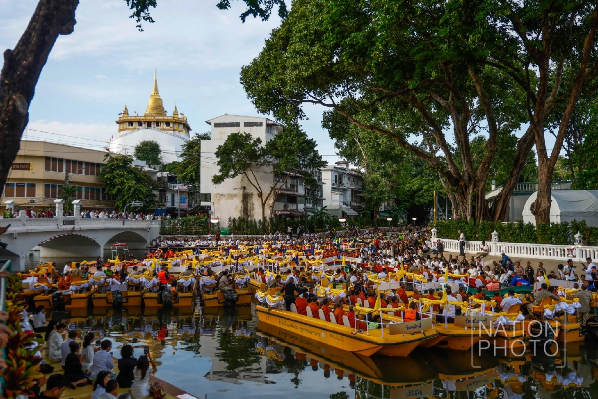 ตักบาตรทางเรือ 225 รูป ประวัติศาสตร์รอบ 240 ปี รัตนโกสินทร์ ถวายพระราชกุศล ‘ในหลวง’