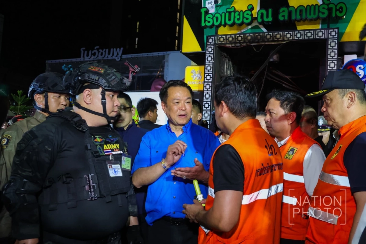 พี่เป็นใครเนี่ย.. เฉลย "ชายใส่ชุดทหาร" เหตุ "ไฟไหม้โรงเบียร์" ประกบนายกฯ "อนุทิน"