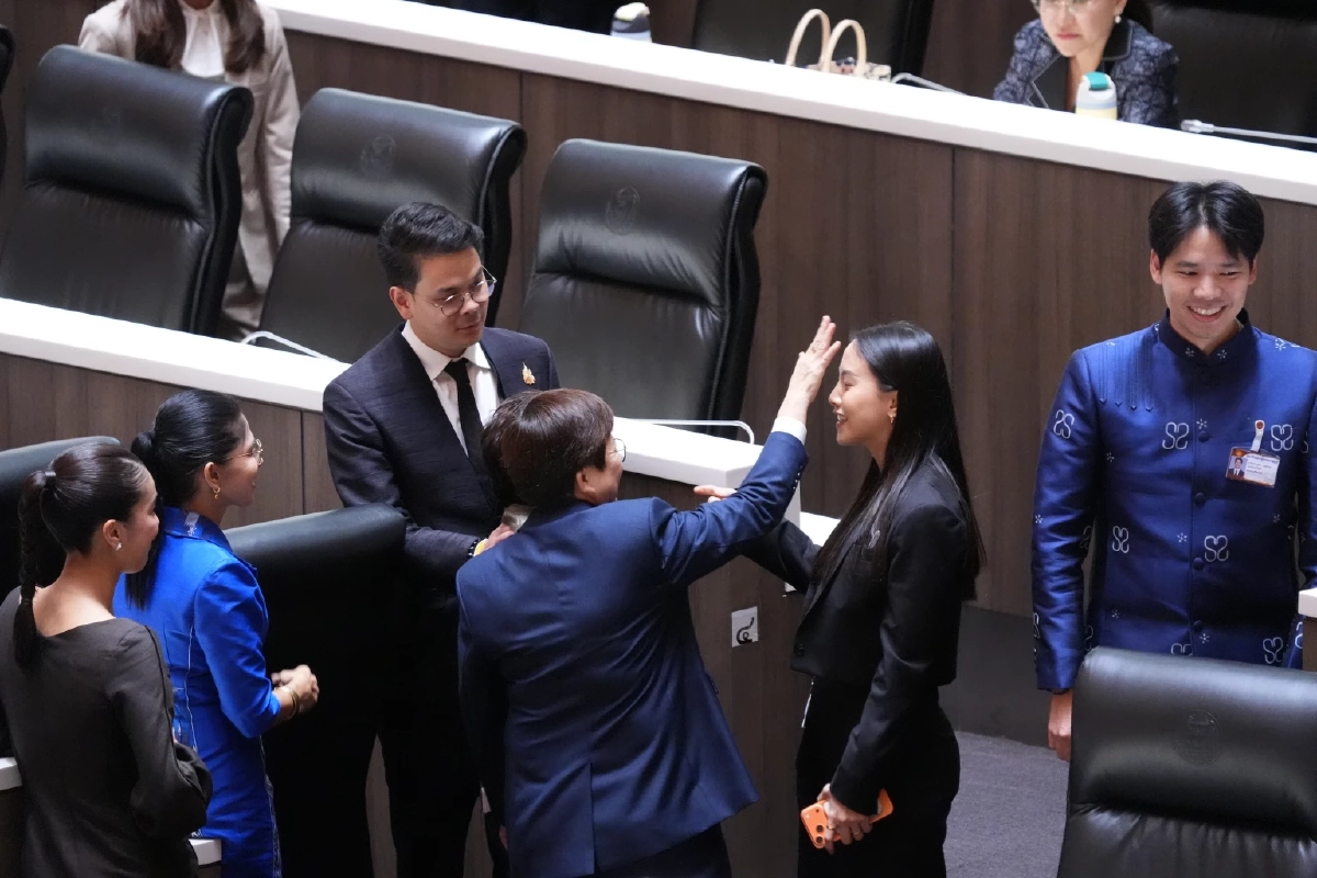 ​"ไอซ์ รักชนก" แจงช็อตเด็ดบุกโต๊ะภูมิใจไทย คุย "ไชยชนก" กลางสภา