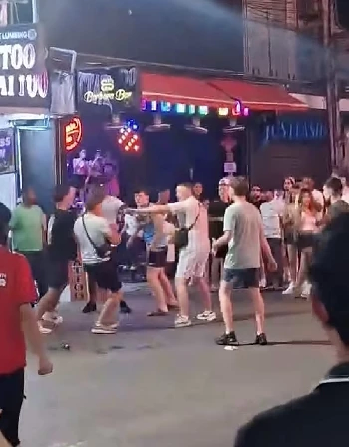 ภูเก็ตมีแต่เรื่องพีคๆ ฝรั่งแลกหมัดหลังวงเหล้า ชาวเน็ตแซว "บางลา สเตเดียม"