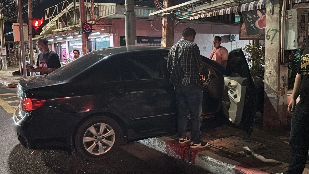 หนุ่มใหญ่ ซิ่งรถเก๋งฝ่าไฟแดง พุ่งชนแท็กซี่กลางสี่แยกสนั่น รถพังยับ