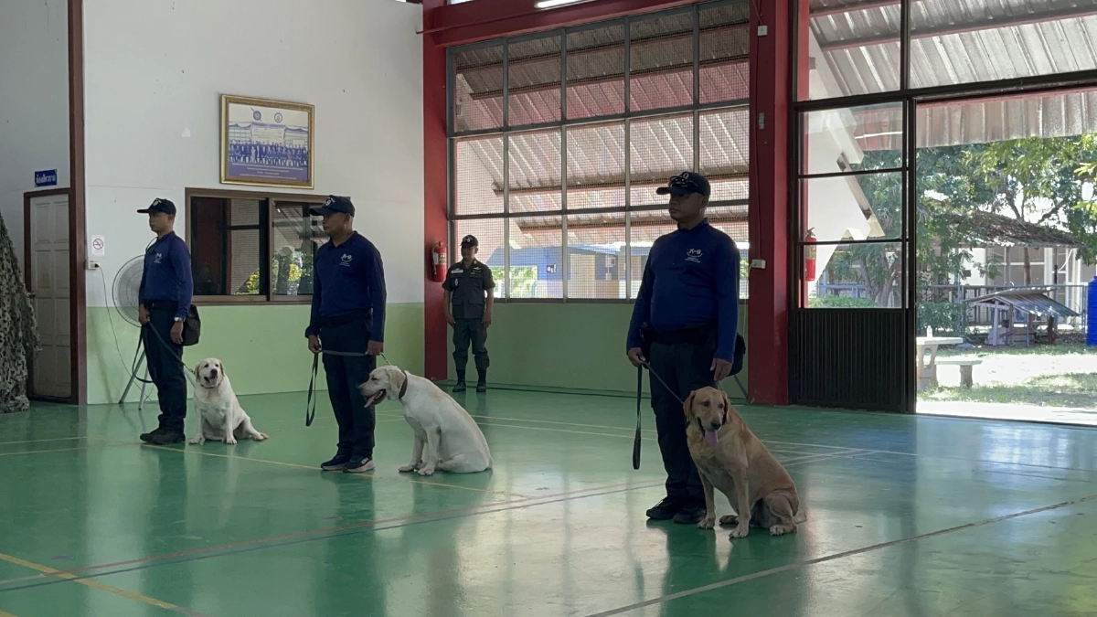 โฆษก ตร. ตรวจเยี่ยมศูนย์ฝึกสุนัขตำรวจ ตชด. ชมสาธิตตรวจค้นระเบิด-ยาเสพติด