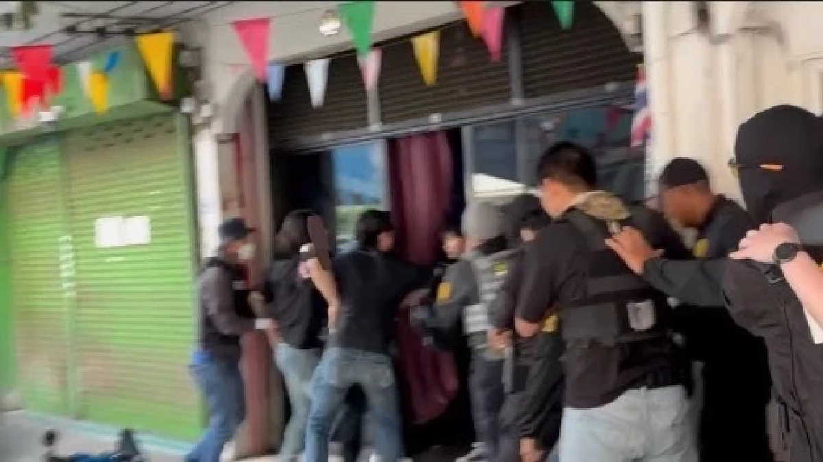 บุกทลาย 'ผับลับ' เปิดร้านเกมบังหน้า ใช้ผ้าใบอำพรางร้านเป็นแหล่งมั่วสุมยาครบวงจร
