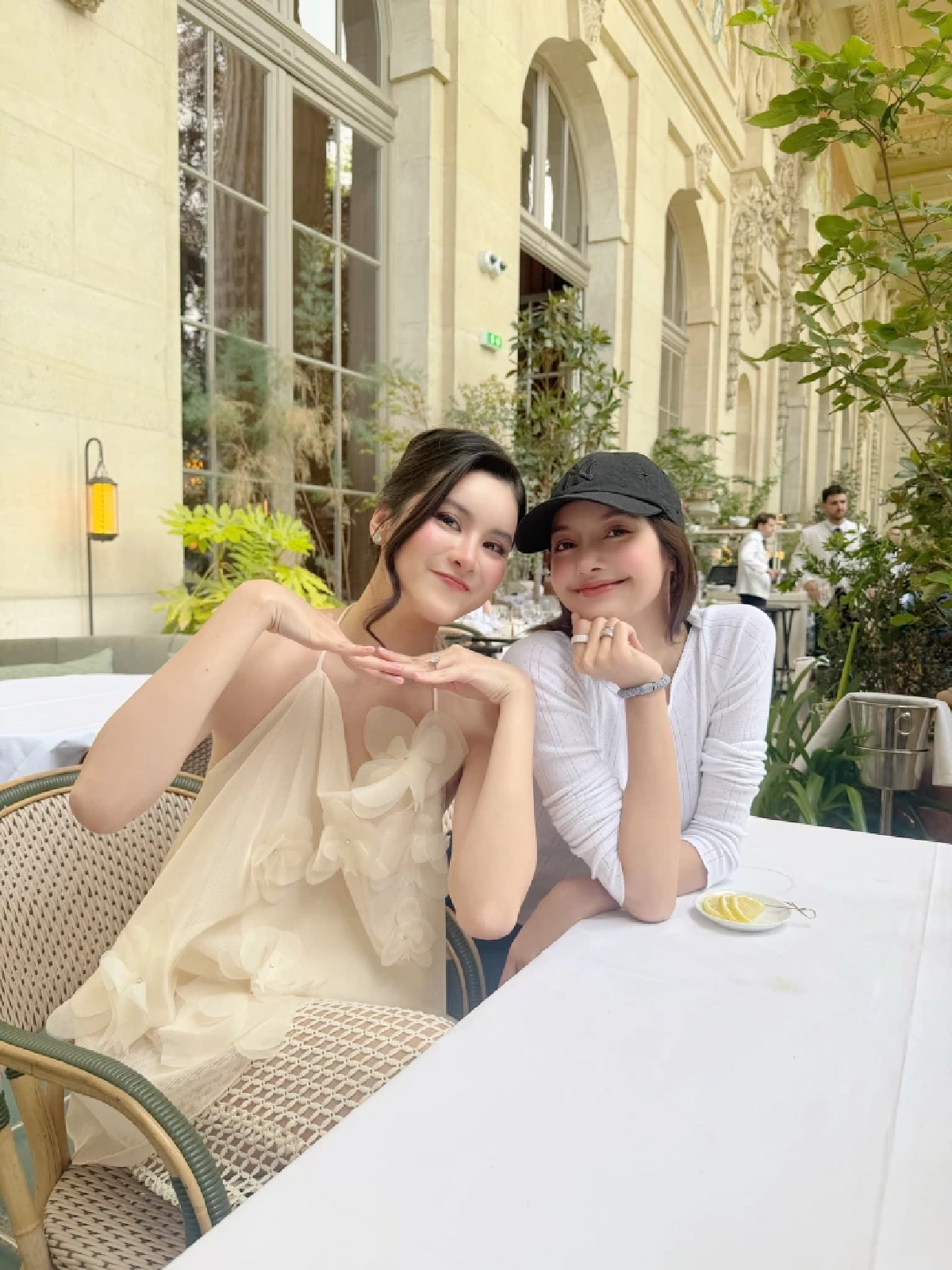 ปังมากแม่! "ออน สมฤทัย" คนไทยบนเวทีแฟชั่นโลก แถมร่วมทานข้าวกับ "ลิซ่า"