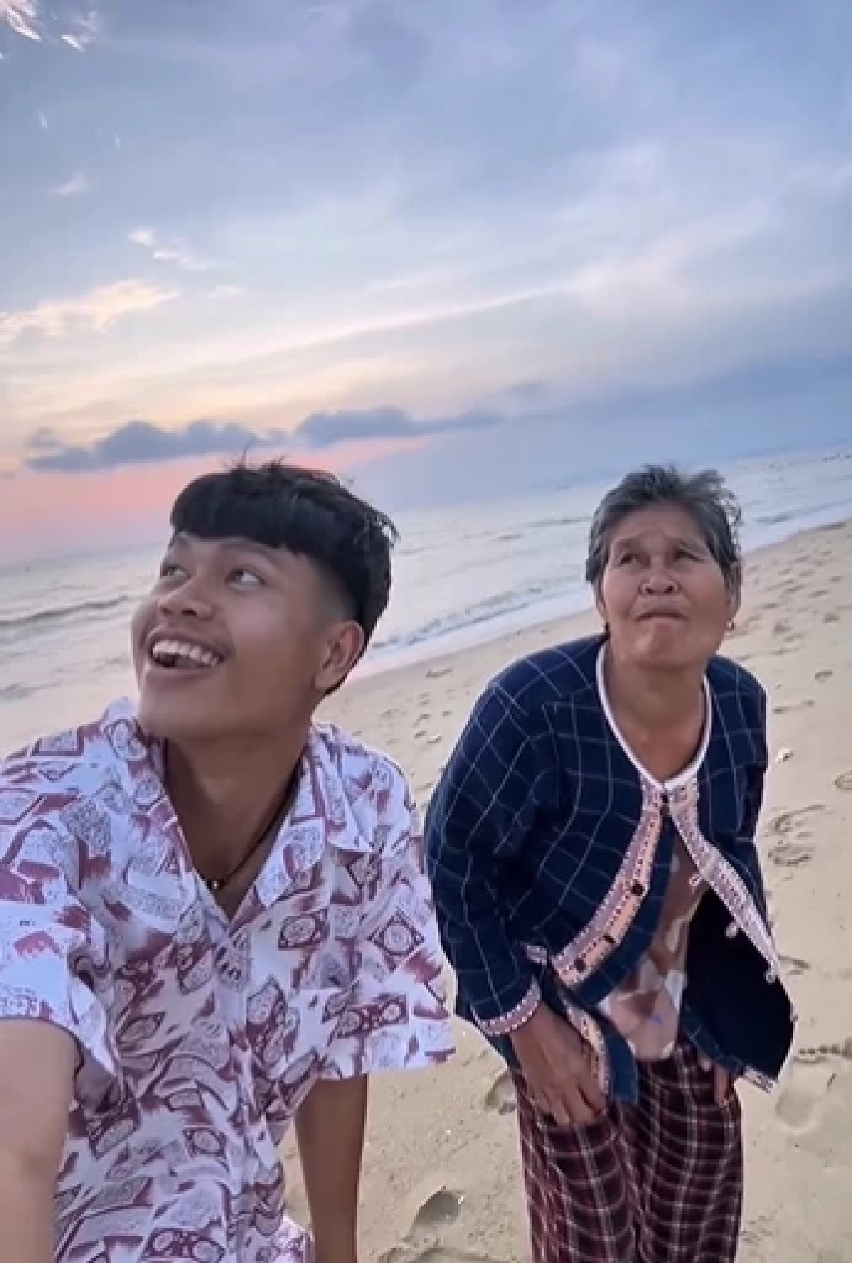 ย้อนฟัง "ฮลุน โซโล่" รีวิวชีวิต จากเด็กทำงานโรงงาน สู่นักเดินทางรอบโลก
