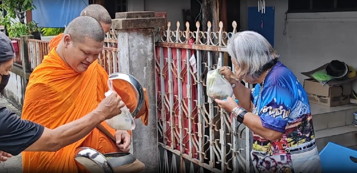 ขนลุกซู่! ตาฝาดหรือวิญญาณ? เห็นเณรเดินตามพระบิณฑบาต พอเดินมาถึงกลับหายวับ