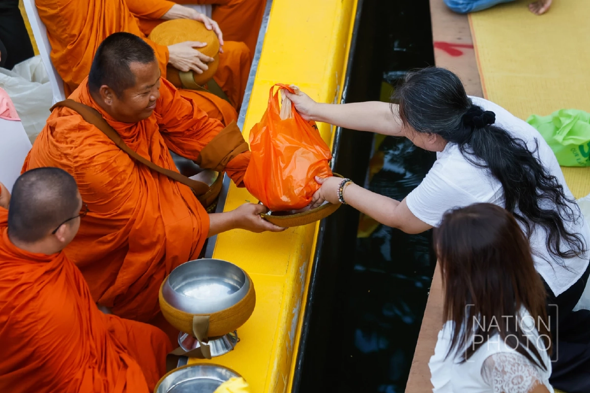 ตักบาตรทางเรือ 225 รูป ประวัติศาสตร์รอบ 240 ปี รัตนโกสินทร์ ถวายพระราชกุศล ‘ในหลวง’