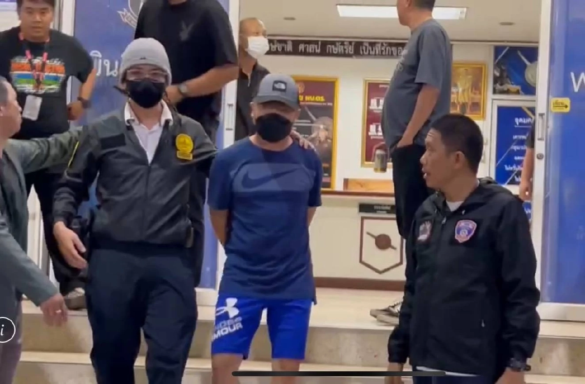 จับ ‘ชายฮู้ดน้ำเงิน’ คนถือกล่องพัสดุซุกเฮโรอีน ส่งให้แอร์มินา