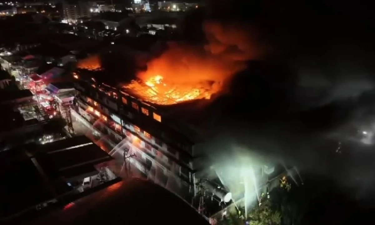 ไฟไหม้โรงงาน ผลิตใยสังเคราะห์ ย่านบางปู ลุกลามเป็นทะเลเพลิง