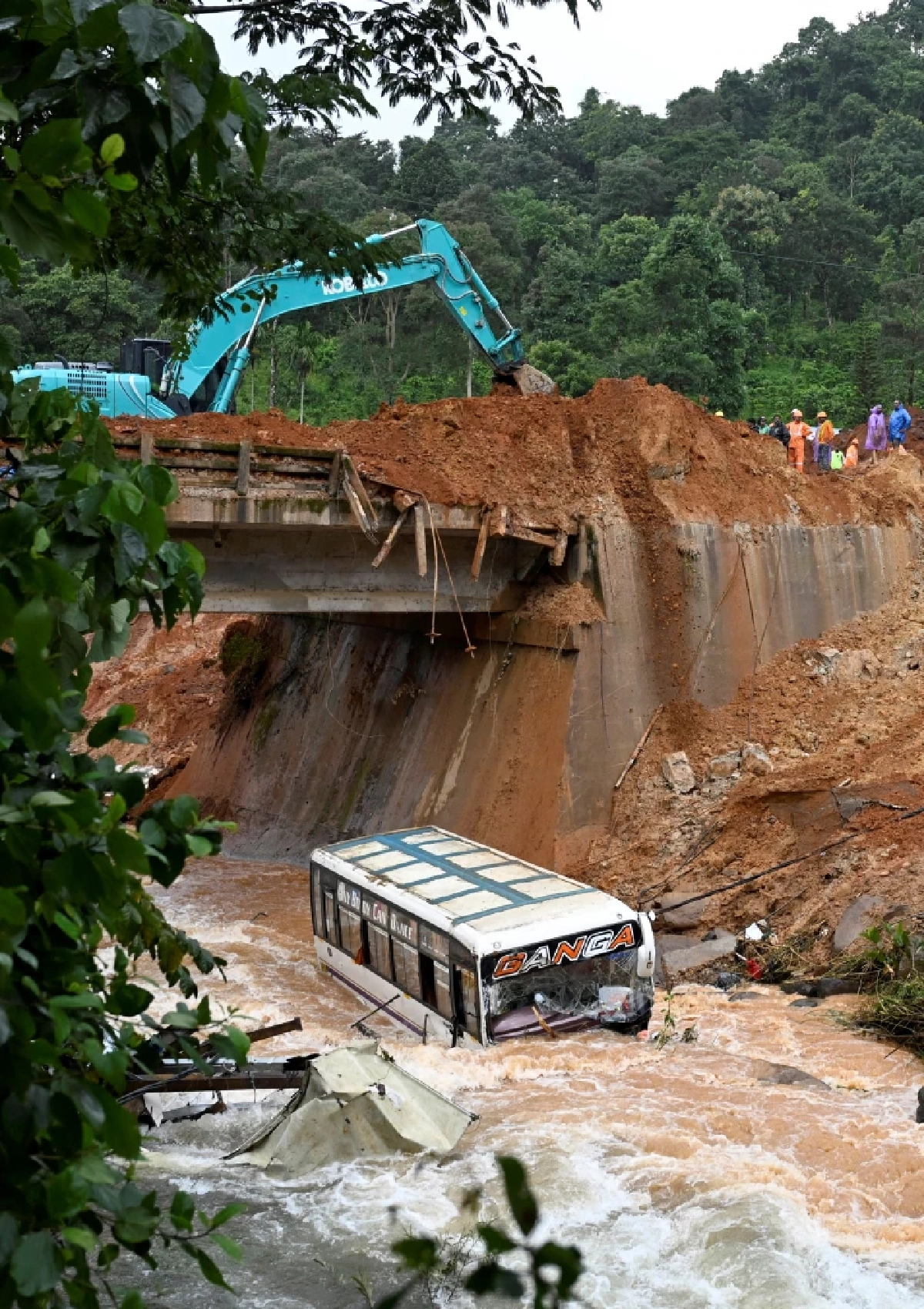 ฝนกระหน่ำอินเดีย! ดินภูเขาถล่ม ทับแคมป์คนงานที่เวยานาด เร่งค้นหาผู้รอดชีวิตใต้ซากดิน