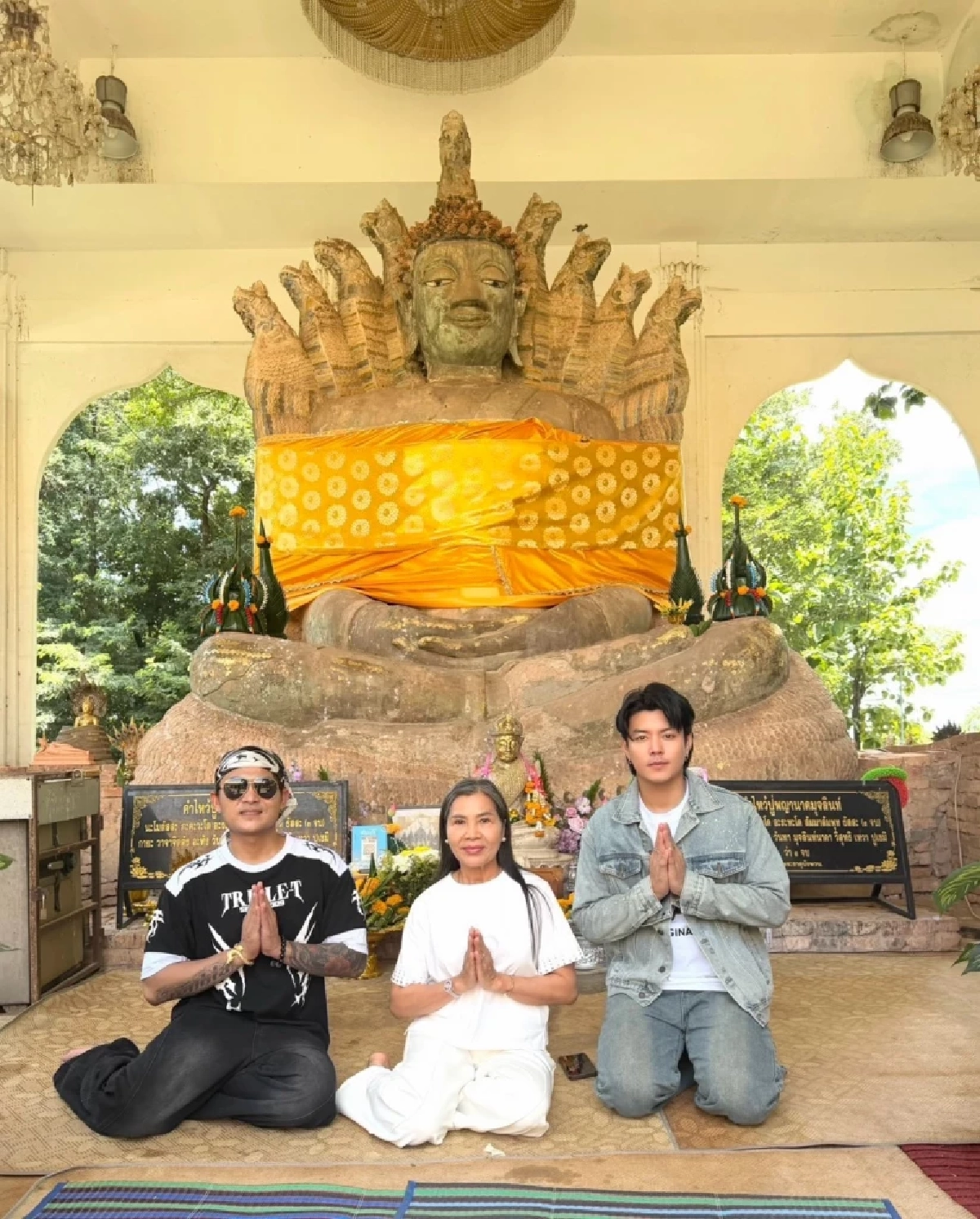 เลขเด็ด เลขธูป 'แม่แก้ว' นำทีม 'ไกปืน-ต้นกล้า' บวงสรวงปู่อือลือ ลุ้นโชคโค้งสุดท้าย
