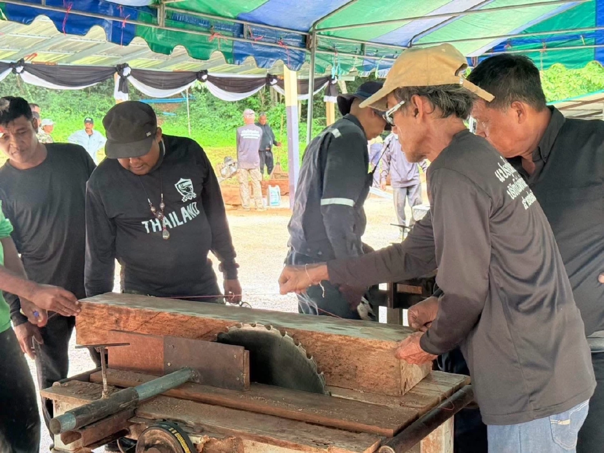 ทส. รวมใจภักดิ์ ผนึกกำลังแปรรูป "ไม้จันทน์หอม" ป่ากุยบุรี ส่งมอบช่างสิบหมู่