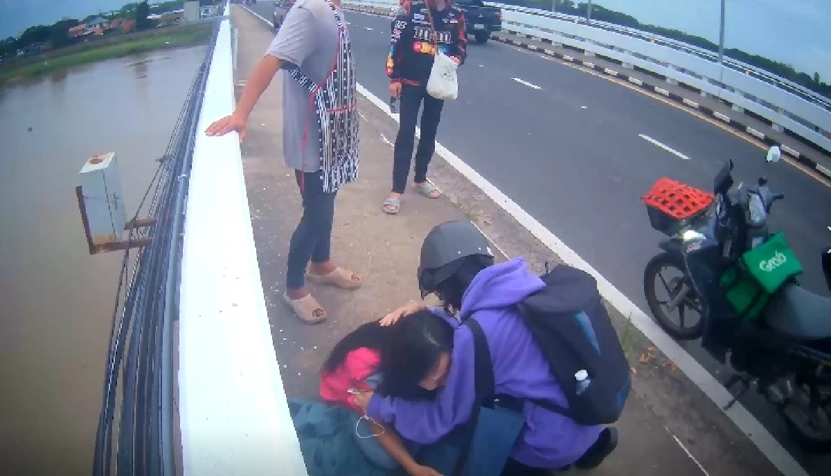คว้าทันเสี้ยววิ! 3 พลเมืองดีอุบลฯ ทิ้งรถวิ่งคว้าสาวเตรียมโดดสะพาน