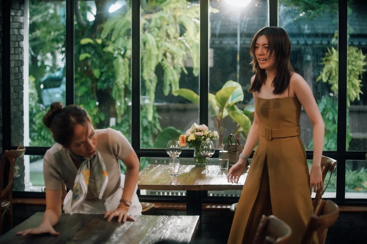 เดือดจัด! "กิ๊ก สุวัจนี" บุกจิกหัว "นักแสดงสาว GL" กลางร้านอาหาร เกิดอะไรขึ้น?