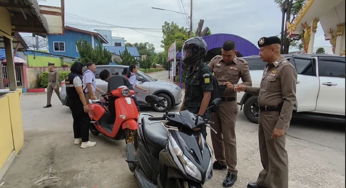 เข้มทุกจุด! สั่งตรวจกระเป๋านักเรียน-รด. กว่า 2,500 คน ก่อนเข้าโรงเรียน