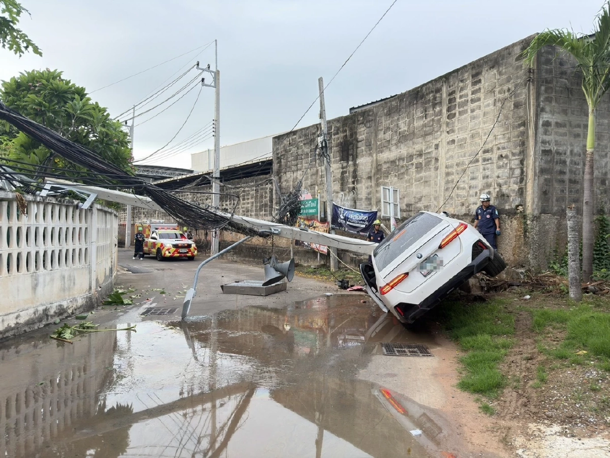 เสี่ยนักธุรกิจเมาซิ่ง BMW หลุดโค้งอัดเสาไฟหักทับถนน รถพังยับ