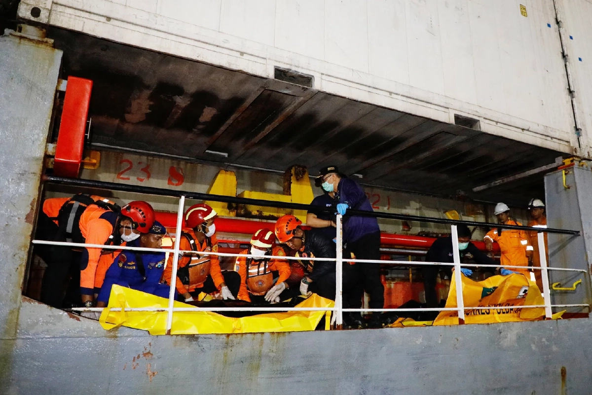 สลด! ไฟไหม้เรือเฟอร์รี อินโดนีเซีย ดับแล้ว 5 ราย ยังสูญหายอีก 41