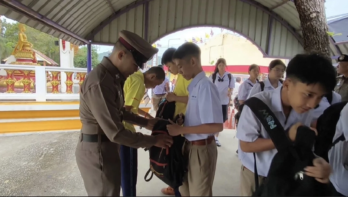 เข้มทุกจุด! สั่งตรวจกระเป๋านักเรียน-รด. กว่า 2,500 คน ก่อนเข้าโรงเรียน
