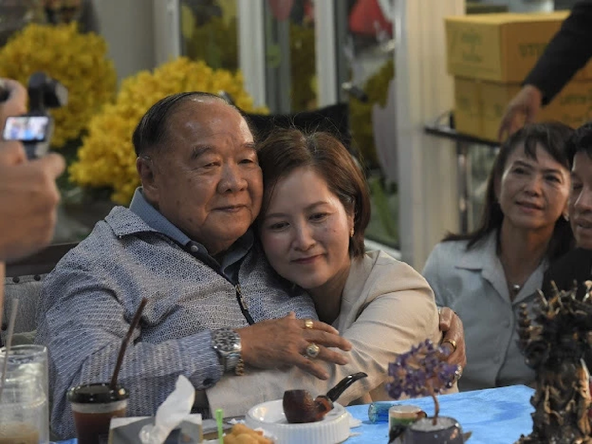 ​"ลุงป้อม" ยิ้มรับพรวันเกิด 81 ปี คนดังแห่พรึบ เผยขอพรข้อเดียว "ให้ชาติเรียบร้อย-ปชช.มีความสุข"