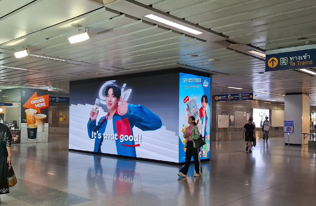 "ดีน่า" ดึง "BamBam" ถ่ายทอดภาพลักษณ์ใหม่ ผ่านสื่อรถไฟฟ้า MRT