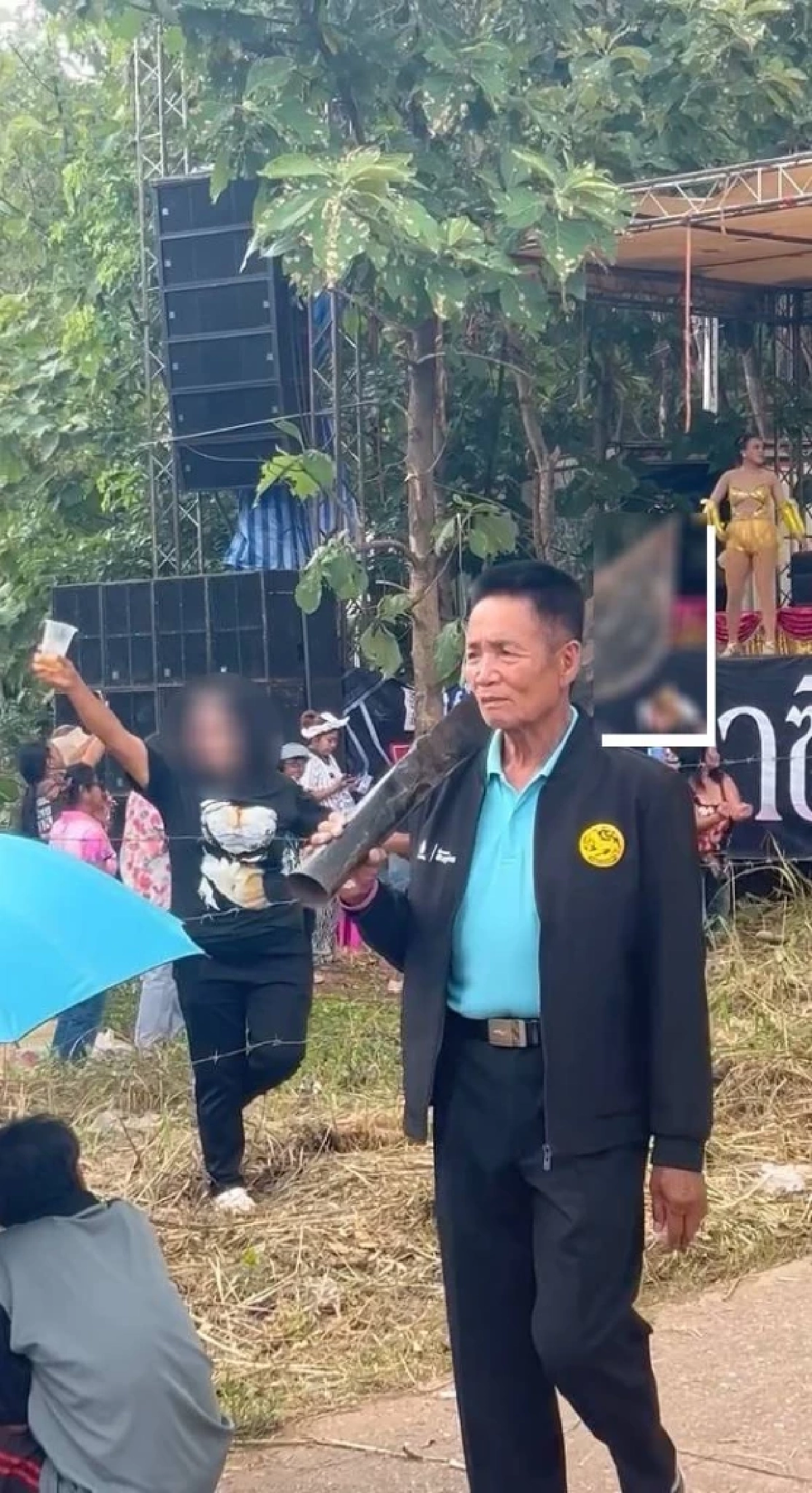 ผู้ช่วย ผญบ. ทำถึง! แบกอีโต้ คุมงานหมอลำซิ่ง สนองรัฐบาล ห้ามพกปืน