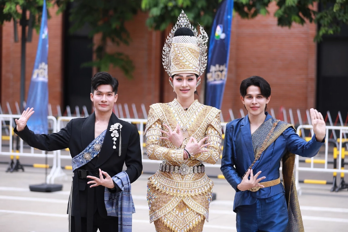 ต่างชาติฮือฮา 60 หนุ่ม "บัลลังก์หมอลำ" กรี๊ดสนั่น ลุ้นก่อนเปิดเวที