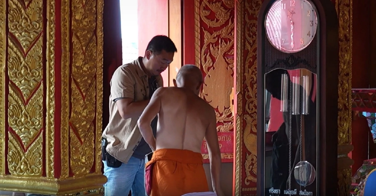 โป๊ะแตก! พระแจ้งจับพระเพื่อน แอบขโมยของ ตร.เช็กประวัติเจอหมายจับติดตัว