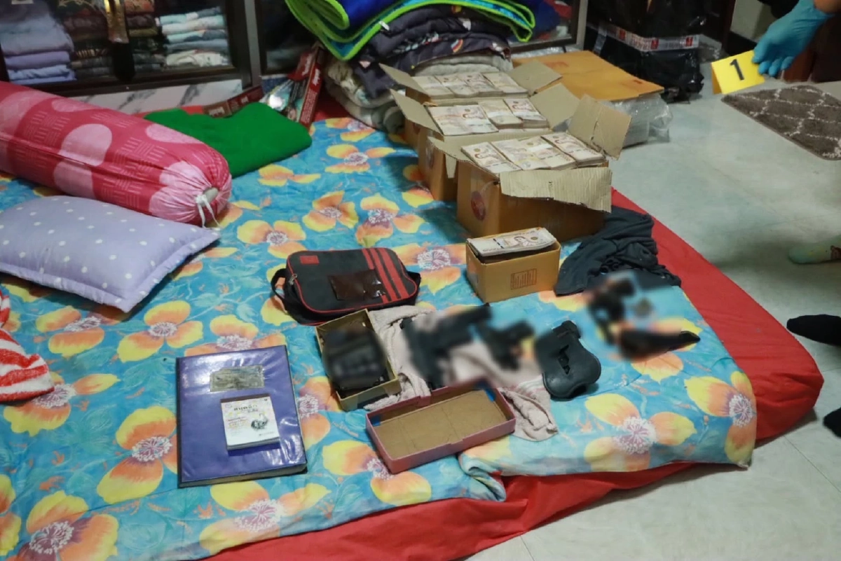 กอ.รมน.ภาค 4 สน. ค้นบ้านต้องสงสัย ยึดบุหรี่เถื่อน เงินสดกว่า 18 ล้าน