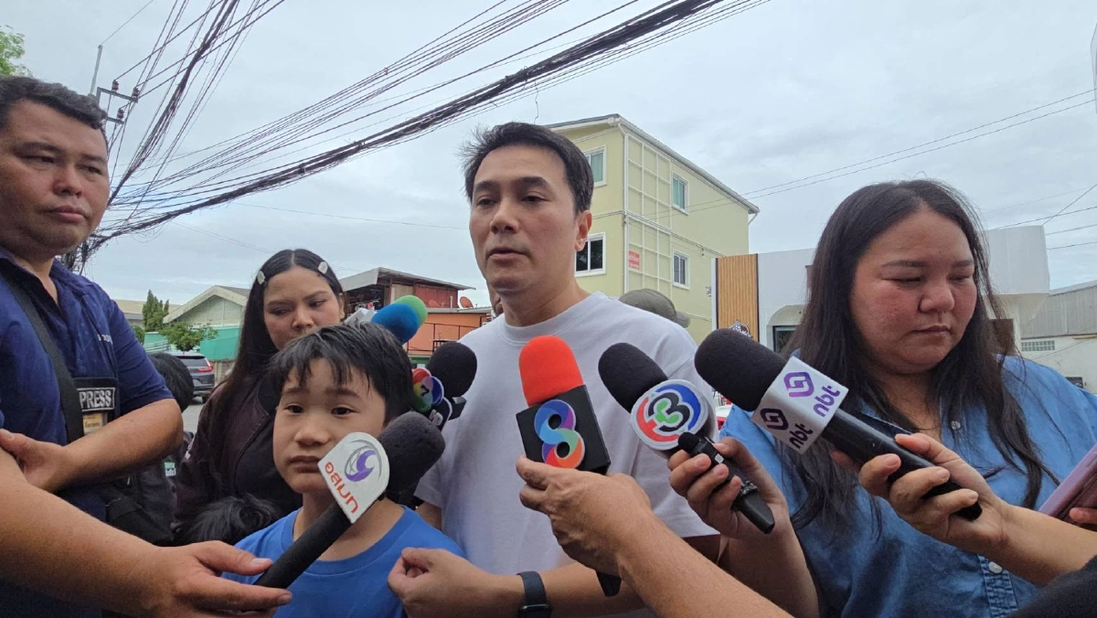 ปชช. วางดอกไม้อาลัย เหตุกราดยิงโรงเรียน ตร. คุมเข้มตรึงกำลังปิดพื้นที่