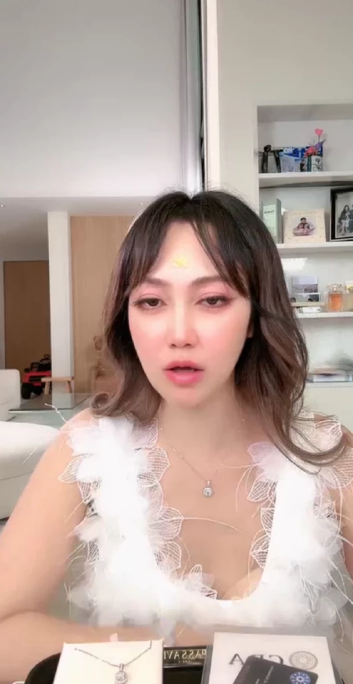 ว๊าย! 'ไฮโซน้ำหวาน' นั่งรถเข็นไลฟ์สด ฟาดสายปริศนาโทรยุ 'ผัว'เรื่องนี้?