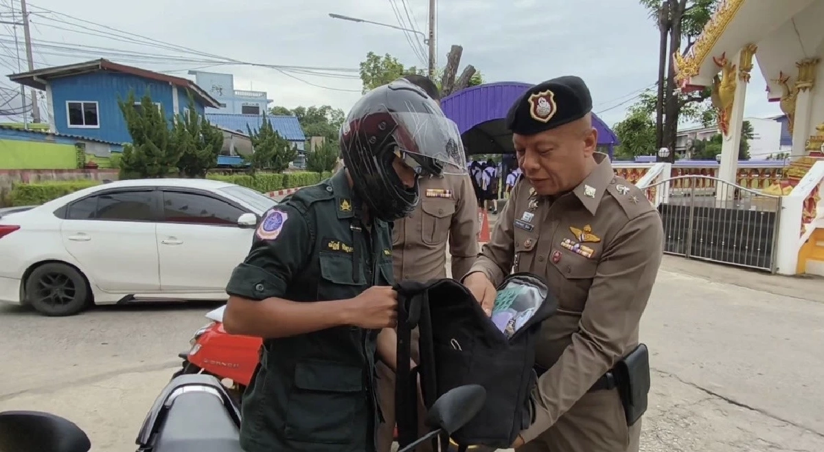 เข้มทุกจุด! สั่งตรวจกระเป๋านักเรียน-รด. กว่า 2,500 คน ก่อนเข้าโรงเรียน