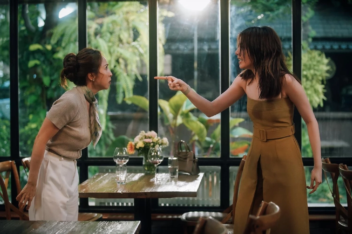 เดือดจัด! "กิ๊ก สุวัจนี" บุกจิกหัว "นักแสดงสาว GL" กลางร้านอาหาร เกิดอะไรขึ้น?