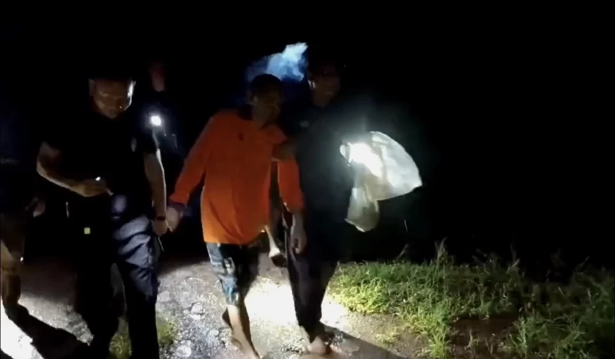 นาทีชีวิต! ชายพิการหลงป่าลึก กินน้ำฝนประทังหิว กู้ภัยหาจนเจอ