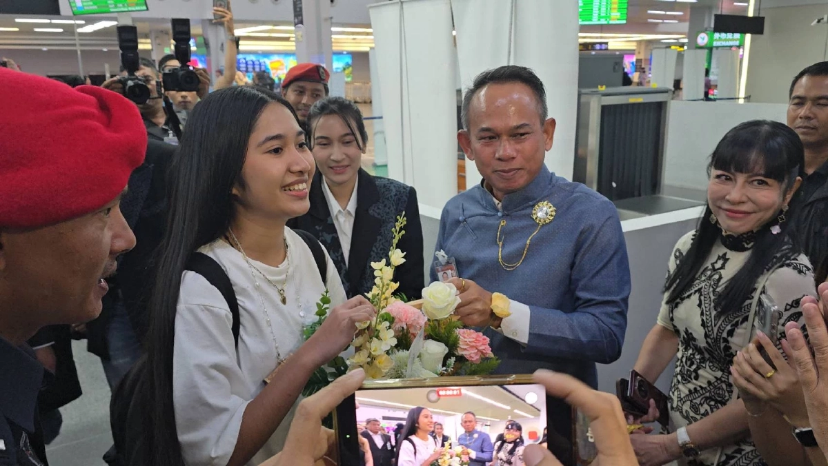 ภูเก็ตแตก! "เนเน่ รอยัล" กลับถึงไทย แฟนคลับต้อนรับอบอุ่น หลังคว้า ปุ่มทอง AGT