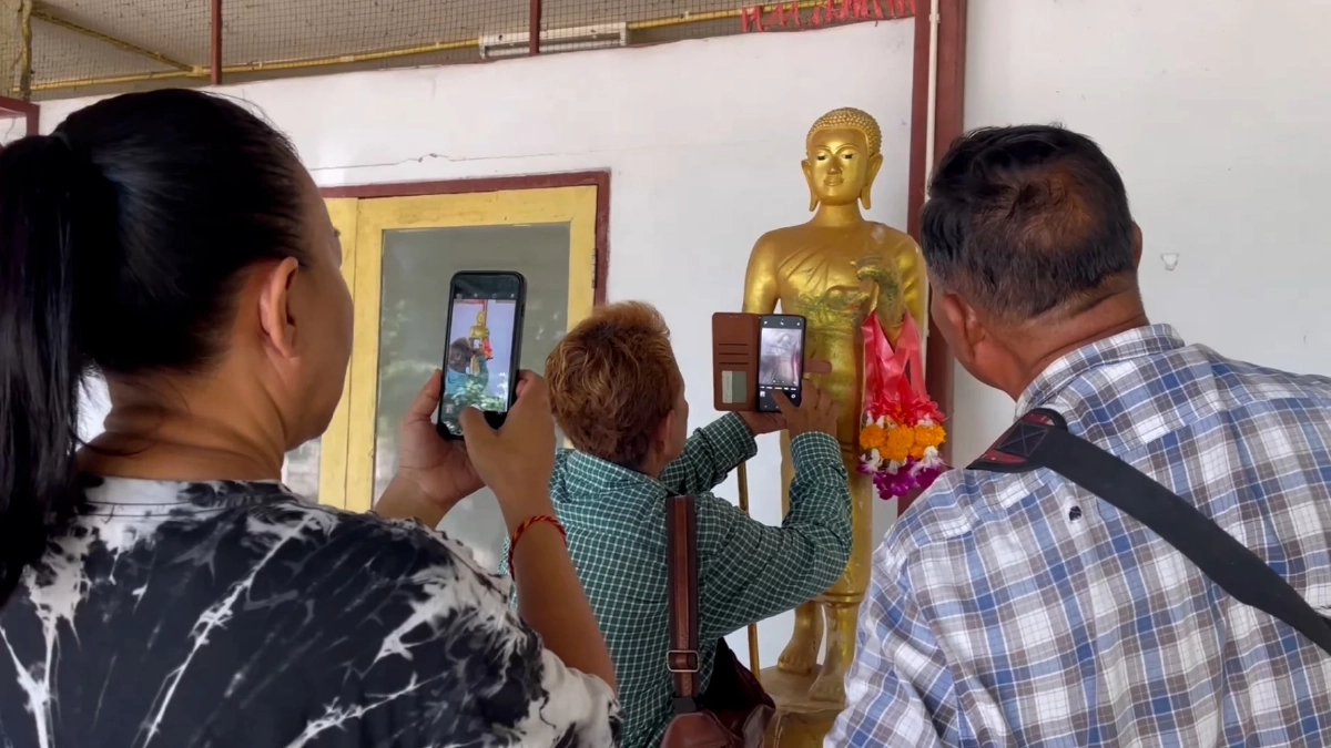 ชาวบ้าน แห่ส่องเลขเด็ด "พระสีวลี" ลอยน้ำ ติดหน้าวัดธรรมามูลวรวิหาร