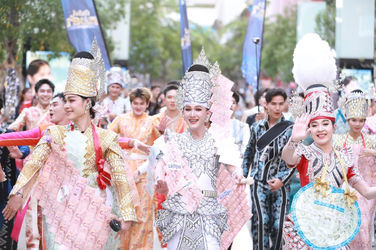 ต่างชาติฮือฮา 60 หนุ่ม "บัลลังก์หมอลำ" กรี๊ดสนั่น ลุ้นก่อนเปิดเวที