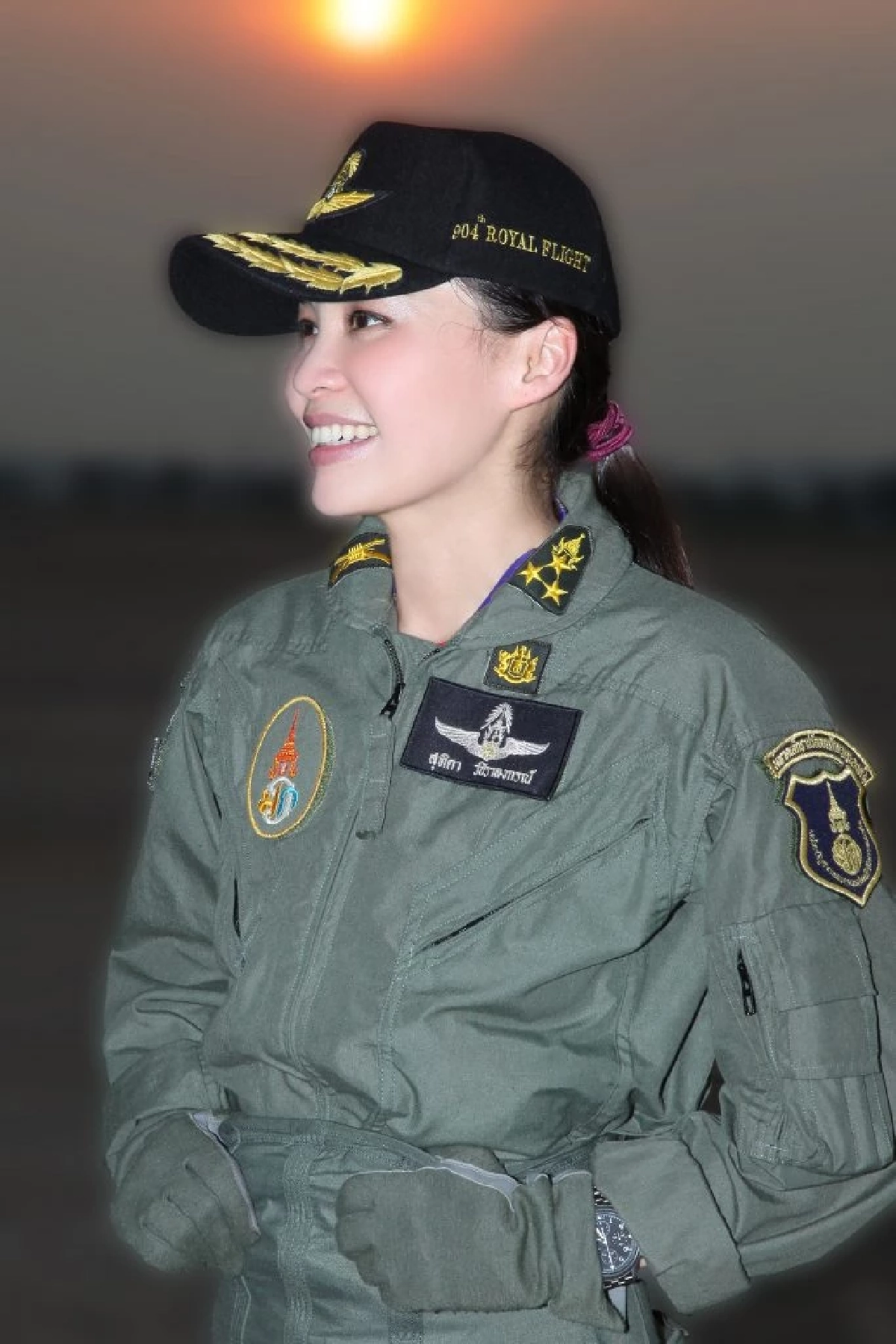 “สมเด็จพระนางเจ้าฯ พระบรมราชินี” พระราชินีพระองค์แรกในโลก ทรงฝึกบินเครื่องบินขับไล่ Gripen