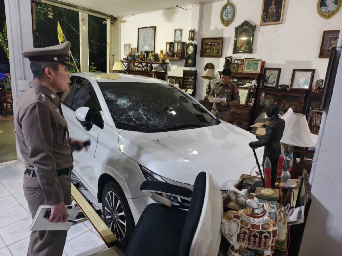 ตำรวจสืบ-เมียพยาบาล ยิงสนั่นคารถเก๋งหน้าบ้านพัก เจ็บสาหัสกระสุนเข้าศีรษะทั้งคู่